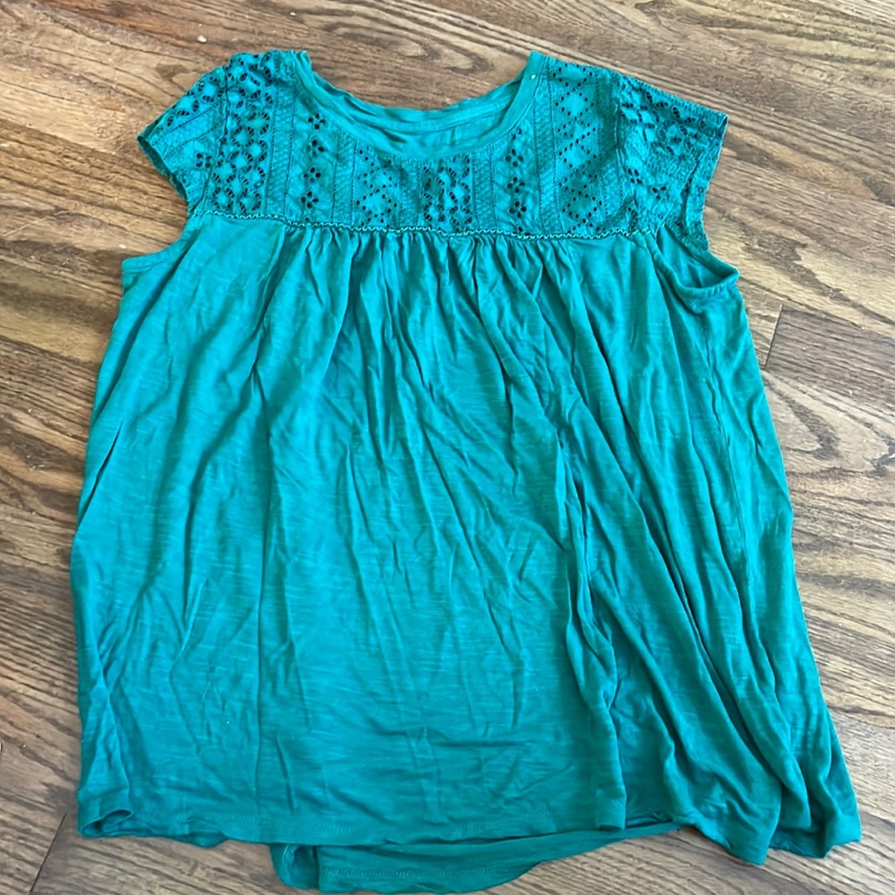 Size L lace detail flowy shirt